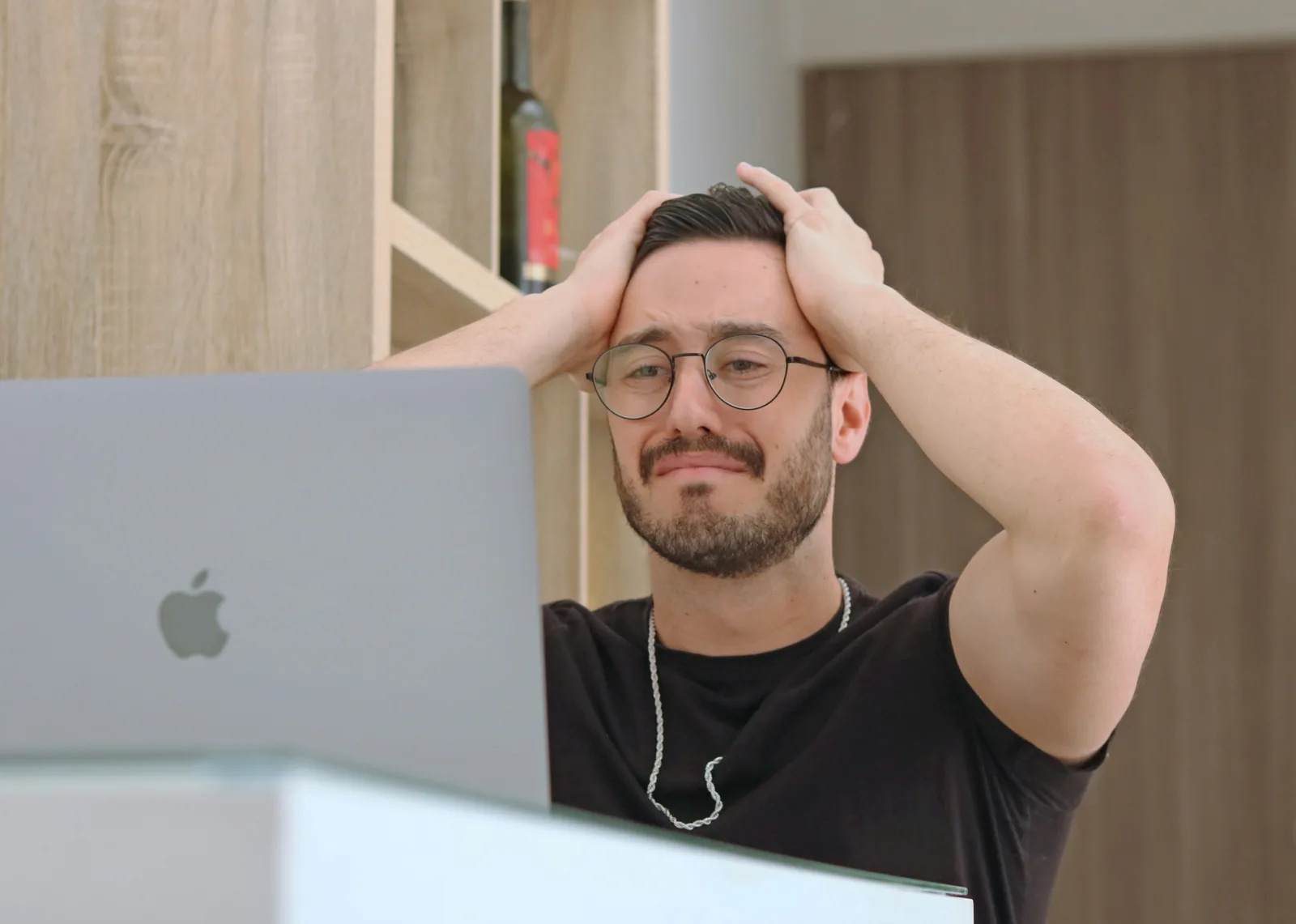 Seniore achter de computer met een gefrustreerde blik